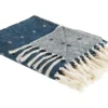 Manta De Algodón/acrílico Azul Oscuro/beige 130 X 170 Cm TAARI -Descansaya Tienda De Ventas 9e5fc50ce261285b194de9b761fe1bd79d9aa870 a1064909696442029e856f0480d5e15c